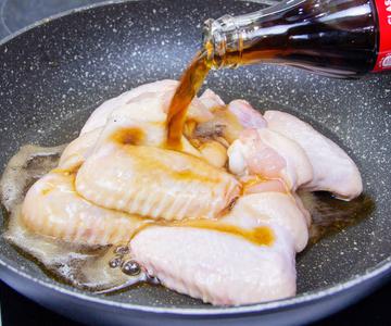 Una receta rápida de alitas de pollo con cola, es deliciosa. Solo 3 ingredientes