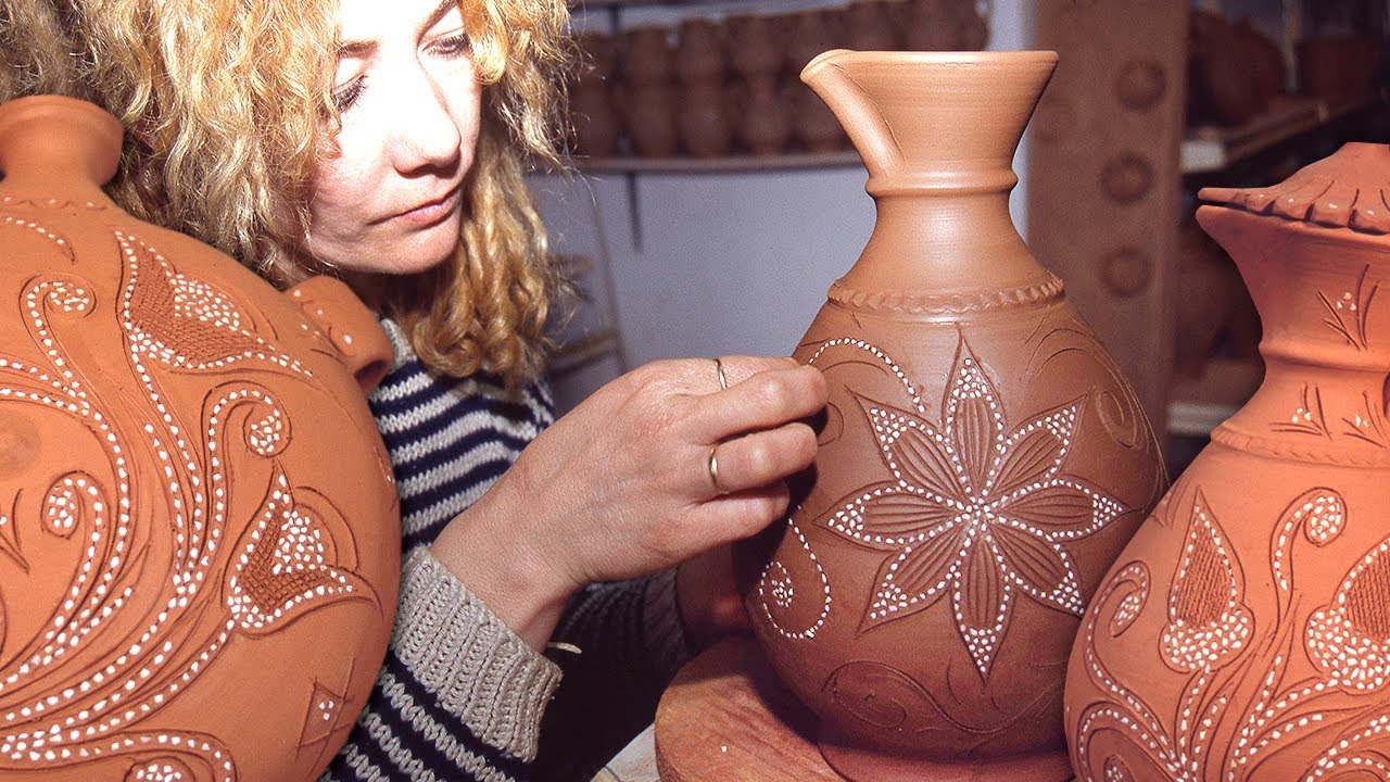 CERÁMICA \"ENCHINADA\" artesanal y su espectacular decoración con piedras de cuarzo | Documental