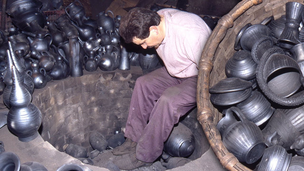 CERÁMICA NEGRA artesana. Preparación del barro y elaboración de piezas en horno de leña | Documental