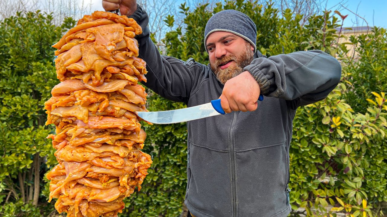 Doner de pollo increíblemente delicioso cocinado sobre una fogata