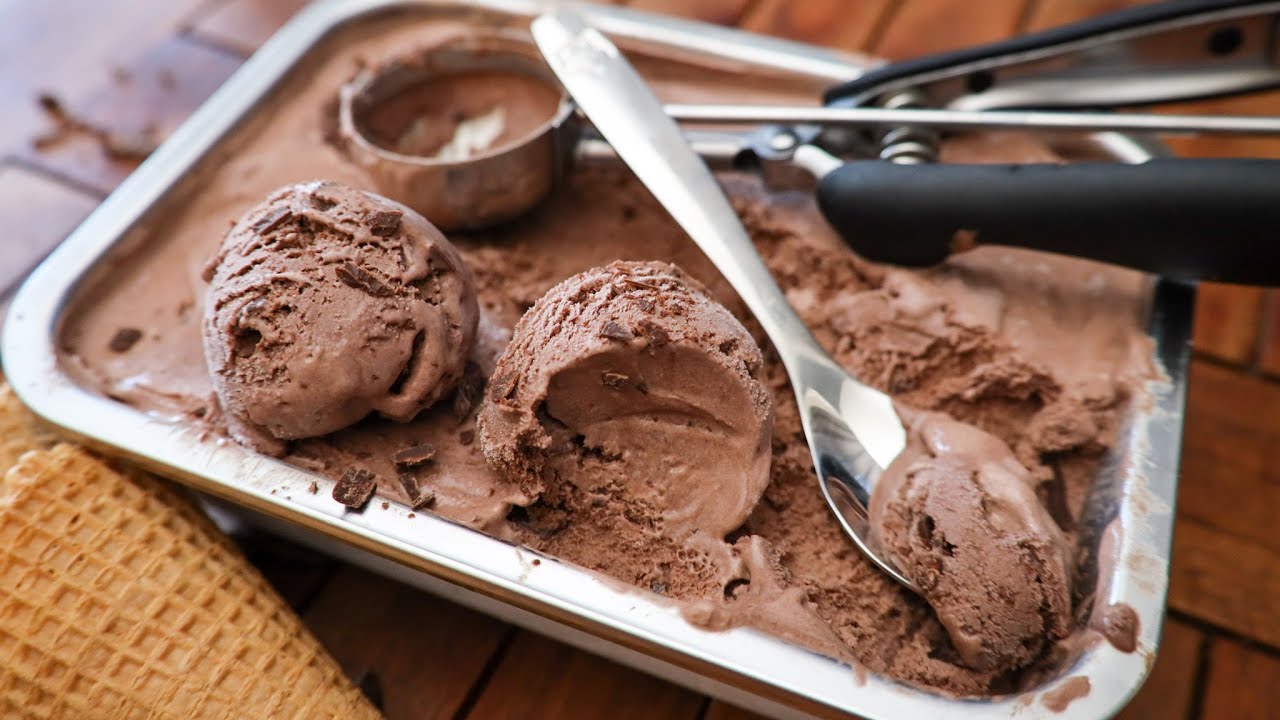 el helado de chocolate más delicioso con heladera tan cremoso y delicioso