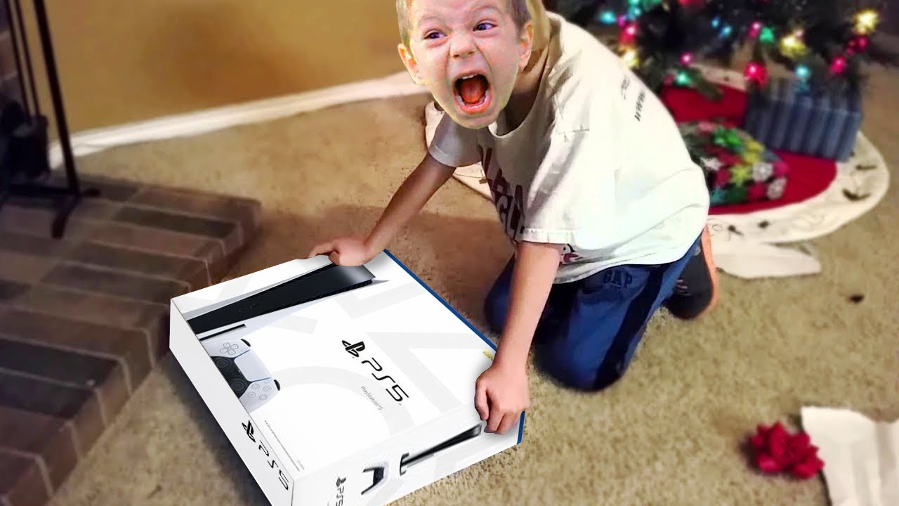 Niño se ENFURECE después de recibir una PS5 FALSA por Navidad..