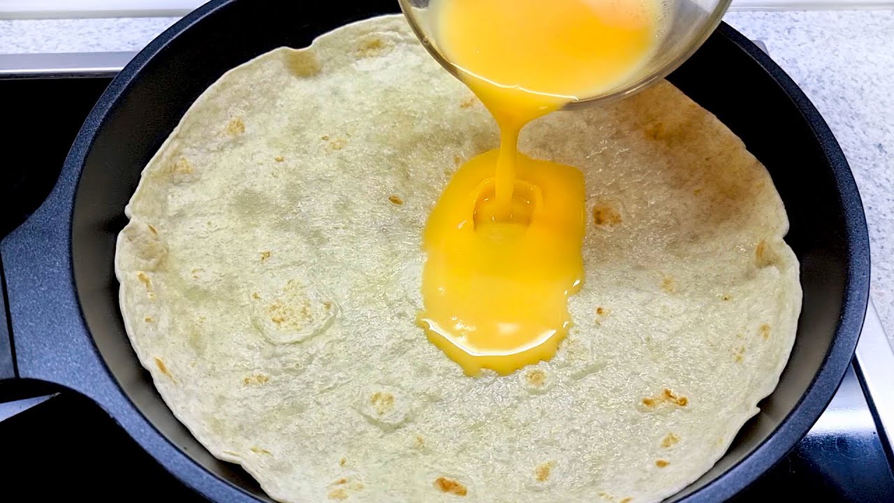 ¡Solo vierte el huevo sobre la tortilla y el resultado será increíble! Te gustará