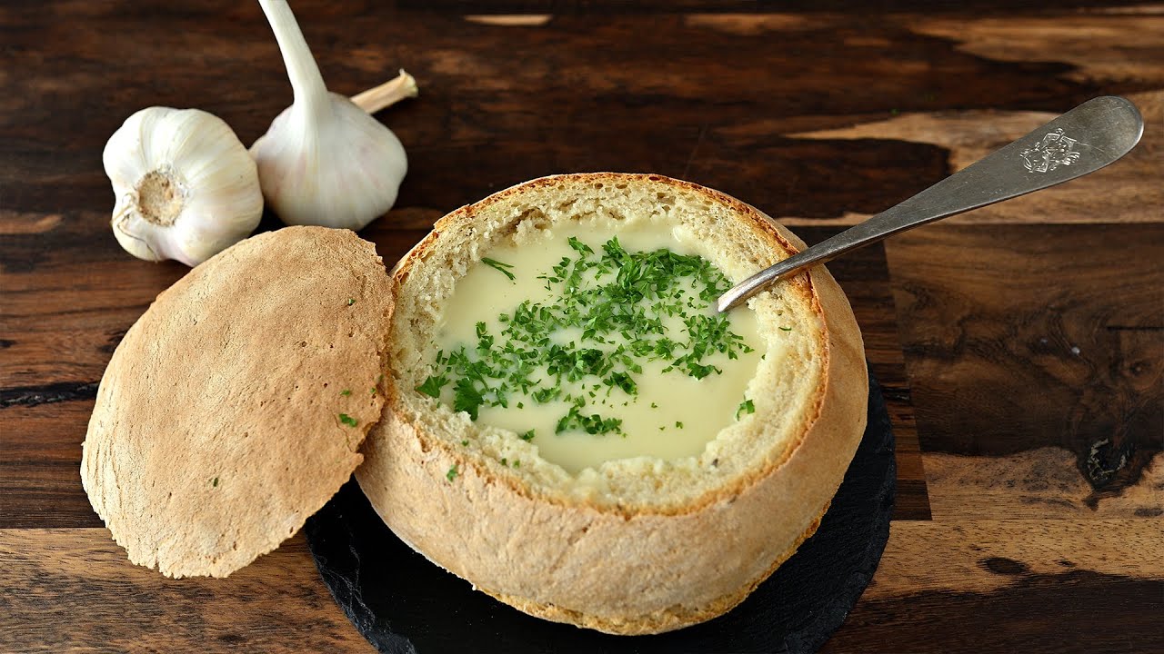 Un plato típico austriaco: sopa de ajo viejo en pan